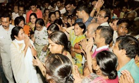 Ms. Mamata Banerjee interacts with people during Bhowanipore padayatra