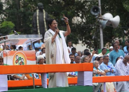 Trinamool Chairperson sends out a message of communal harmony at Tarakeshwar