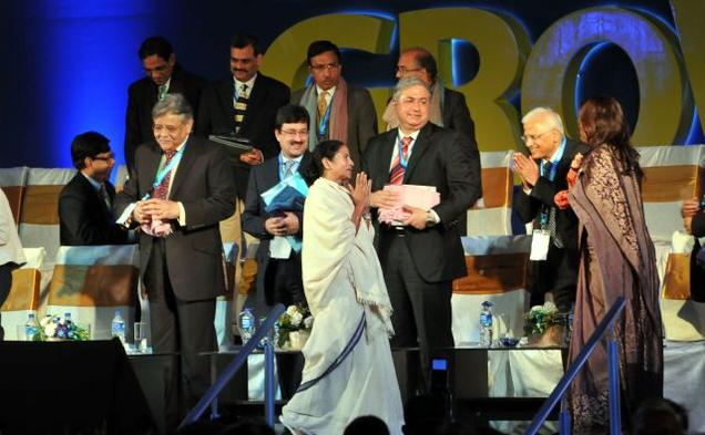 WB CM with industrialists at Bengal Global Summit