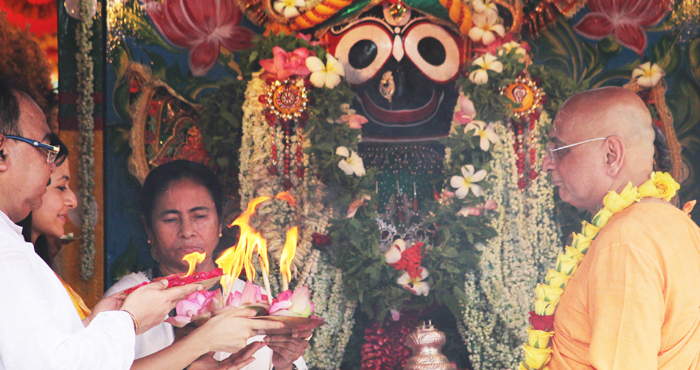 WB CM inaugurates ISKCON Kolkata Rath Yatra