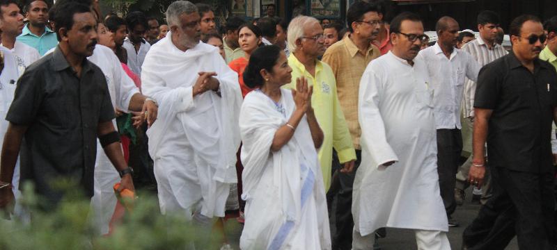 Mamata Banerjee wins hearts during her Bhawanipore padayatra