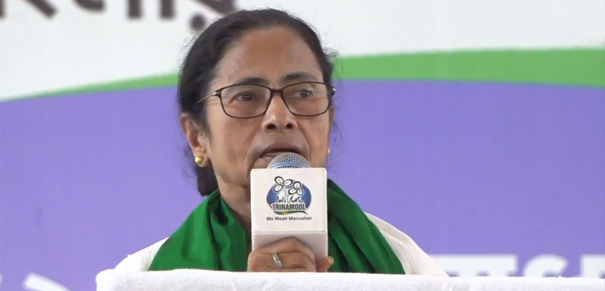 Narendra Modi is covered in the blood of riot victims from top to bottom: Mamata Banerjee in Bishnupur Narendra Modi is covered in the blood of riot victims from top to bottom: Mamata Banerjee in Bishnupur