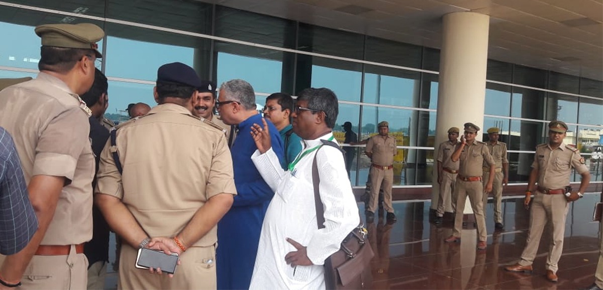 Trinamool delegation detained at Varanasi airport on way to meet victims of firing