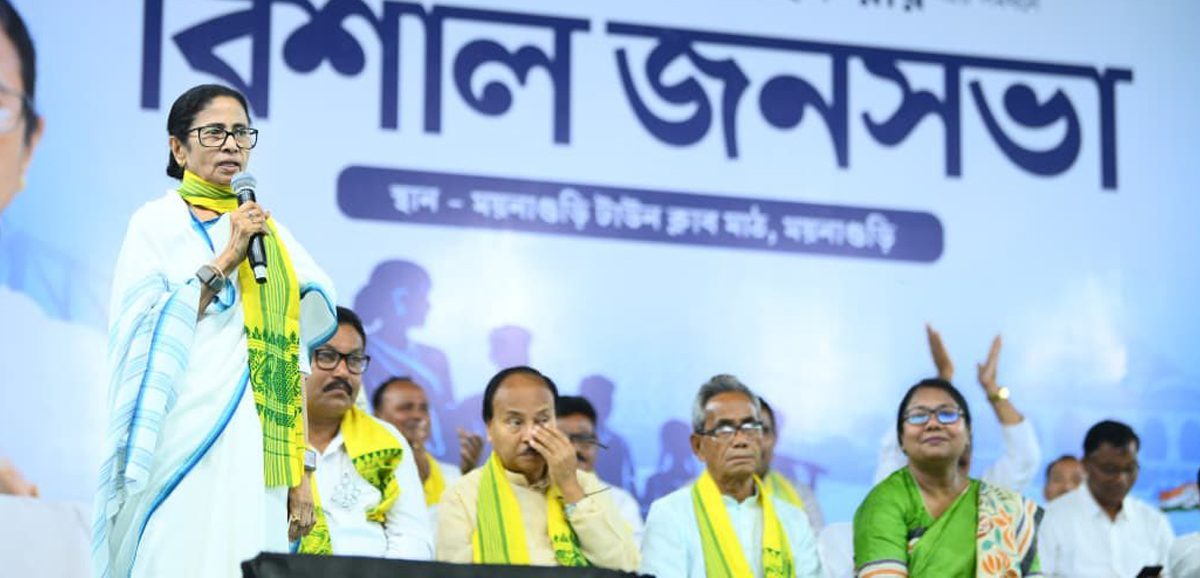 ওরা বিজ্ঞাপনে আছে, আমরা পরিষেবায় আছি: মমতা বন্দ্যোপাধ্যায়